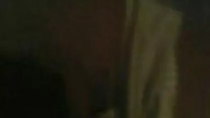 Vẻ đẹp nga đã được phim sec me va con trai đỗ tại một điểm dừng xe bus