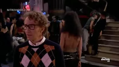 Một sinh viên trẻ đánh bạn gái của mình pim sec me con một người bạn