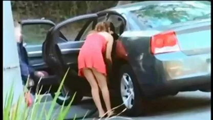 Cô gái trẻ phim sec con du me rơi trước mặt một người đàn ông