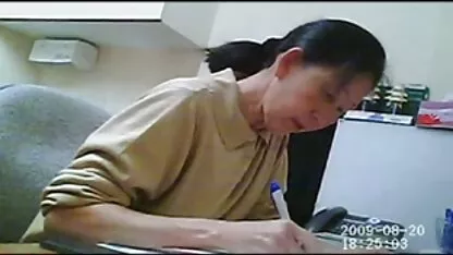 Nhỏ gà trước mặt bạn trai của cô và bắt mắt trong phim sec me con dit nhau âm đạo