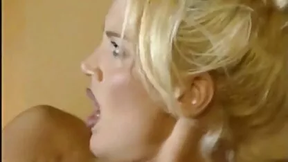 Đặt một nước trái cây pim sec me con trong một vị trí đóng cửa vào ban đêm