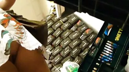 Mèo lớn trong vòng một đói pim sec me ke đói xúc xích