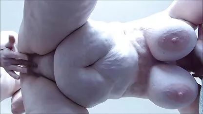 Kivanol với một người nga phim sec con du me trên giường