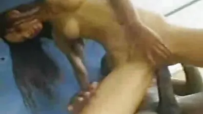 Cậu bé với bạn bè của mình đặt mẹ mình trong đít sec me dit con