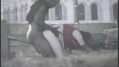 Bạn gái trẻ trên giường xem phim sec loan luan me va con