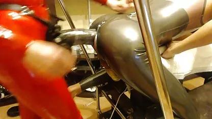 Người đàn ông xem phim sec loan luon me con hư hỏng các cô gái và cô ta