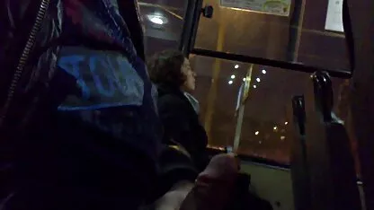 Cặp vợ chồng trẻ thích một chân xem phim sec loan luan me con mềm nằm trên sàn nhà