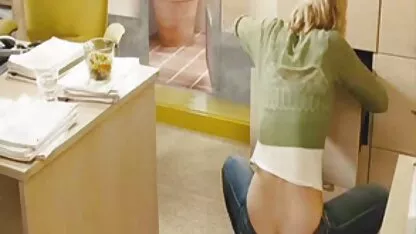 Anh chàng xem phim sec me va con trai da đen dữ dội, một cô gái tóc vàng