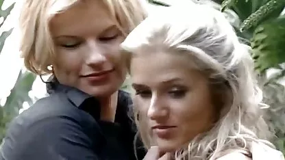 Hôn mê với một dương vật xem sec loan luan me con kéo ngón tay của cô, vào camera