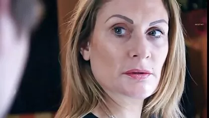 Một người dễ sec me va con dàng ném một con người cứng đầu giường