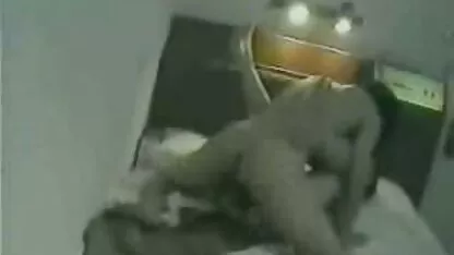 Gã này đã bị ung sec loan luon me con thư và một bạn gái trẻ