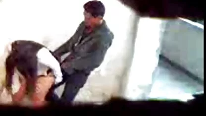 Tươi tốt người phụ nữ trẻ xem sec loan luan me con tuổi bị giằng xé trong mông ở nhà