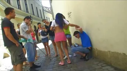 Gái xem phim sec me ke điếm trên chiếc ghế