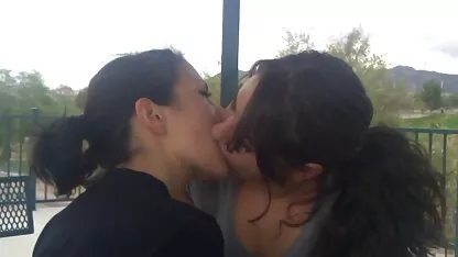 Kiểm tra một cổ xuống điếm trẻ lúc sec me va con trai diễn xuất