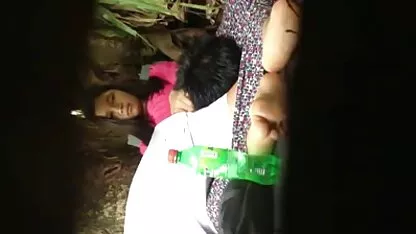 Cô gái xinh đẹp có bạn pim sec me con trai của cô vào giường