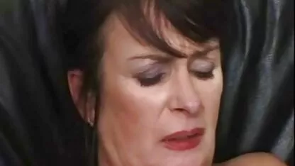 Hai cô gái nga phimsec me ke con chong thoát một người đàn ông