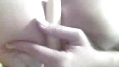 Gái nhảy ở phim sec me va con re trên thân cây trong trang phục khiêu khích tình dục hơn khuôn mặt của cô