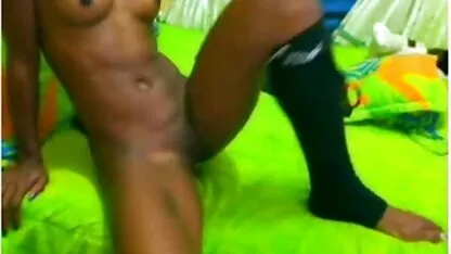 Nhìn thấy một cô gái tóc vàng ở phía trước của một người bạn của hộp ngồi trước máy quay sec loan luan me va con trai và ngồi