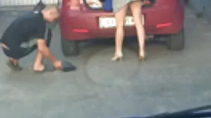 Vào cổ sec loan luan me ke Họng của một nghề cao tóc vàng